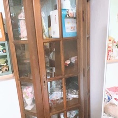 アンティーク家具、
木製ガラス扉キャビネット ブラウン　の画像