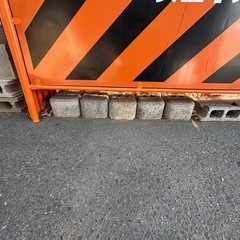 格安‼️工事用バリケード8枚　石付の画像