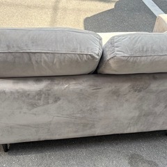 グレー 2人掛けソファ ベロア クッション付きの画像