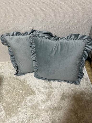 ①【急ぎ】明日までの取引き可能な方可愛いクッション 2個おつけします‼️超美品2人掛けソファ?