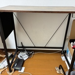 【無料・早い者勝ち】パソコンデスク＋ハンガーラック（引越しのため）の画像