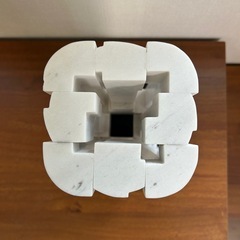 小型彫刻作品モダンインテリアホワイト白色系石オブジェ置物置き物日本製 国産 国内製 メイドインジャパン made in japan高さ　約26.5センチ 横幅　約12センチ 奥行　約12.3センチの画像