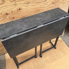 折りたたみ式テーブルの画像