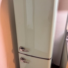 レトロなデザインの冷蔵庫（きれいめ）の画像