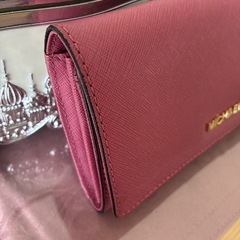 お話し中★𝐌𝐈𝐂𝐇𝐀𝐄𝐋 𝐊𝐎𝐑𝐒長財布の画像