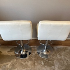 ホワイト合成皮革カウンターチェア2脚セットの画像