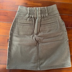 カーキー　タイトスカートの画像