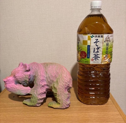 カラフル木彫りのクマ