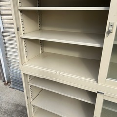 ガラス引き違い上下書庫 キャビネット スチール製 書類収納庫 物品棚 整理棚 保管庫 事務室 事務所　オフィスの画像