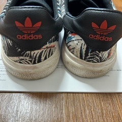 adidas スニーカー24cmの画像