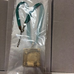 ターコイズ色のビーズとメタルのスクエアペンダント ネックレスの画像