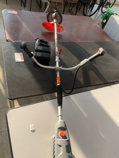 【ジモティー割引で最大15％OFF⭐️】工進 KOSHIN 草刈り機　PA-413　バッテリー×2・充電器付き