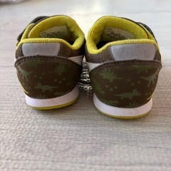 男の子アシックス恐竜靴の画像