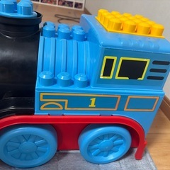 レゴ仕様のビッグなトーマス　幼児が乗って動けるサイズの画像