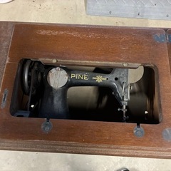 昔の足踏みミシンの画像