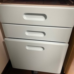 学習机と椅子と照明と本棚と引出し
✨仙台市内配送無料 の画像