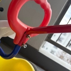 2人乗りベビーカーと三輪車の画像