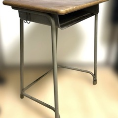 昭和レトロな学校机の画像