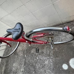 赤いシティサイクル27インチ 前部カゴ付きの画像