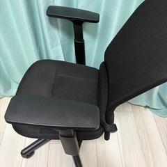 オフィスチェア デスクチェア 肘掛け付き キャスター 黒の画像