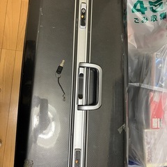 【ジャンク】特大・キャリーケース/スーツケースの画像