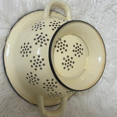 アイボリーのコランダーの画像