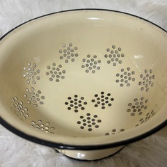 アイボリーのコランダーの画像