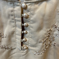 刺繍入りベージュ長袖シャツの画像
