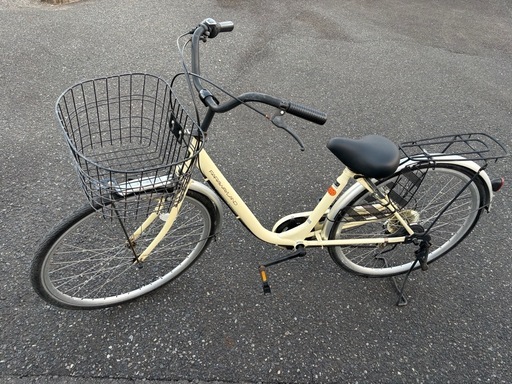 クリーム色シティサイクル 前バスケット付き　26インチ