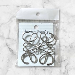 【新品】シルバー ブローチ コサージュ アナグラム 幾何学 リボン ワンポイント 結婚式 二次会 発表会 参観日 パーティ フォーマルの画像