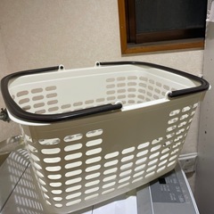 大きめかご　洗濯物入れ　の画像