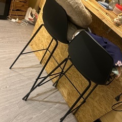 テーブルと椅子の画像