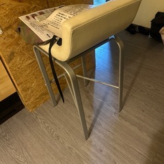 テーブルと椅子の画像