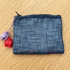 新品！お花の刺繍　ポーチの画像