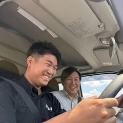 早朝の水産物ルート配送ドライバーの画像