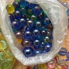 おはじきとビー玉の画像