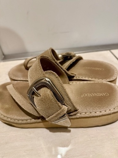 CAMINANDO スエード トングサンダル ベージュ バックル付き