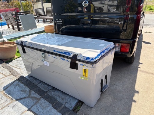 超大型クーラーボックス　プラスチック製コンテナ