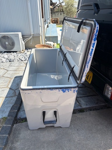 超大型クーラーボックス　プラスチック製コンテナ