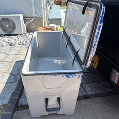超大型クーラーボックス　プラスチック製コンテナの画像