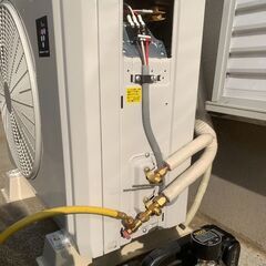 一般住宅のエアコン工事の補助スタッフの画像