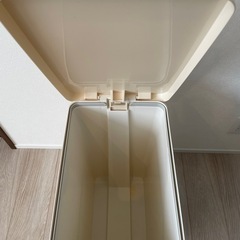 ゴミ箱　ペダル式　45L ホワイトの画像