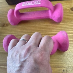 ラバーコーティングのピンクダンベルの画像