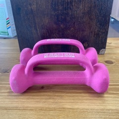 ラバーコーティングのピンクダンベルの画像