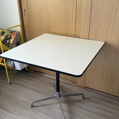 ダイニングテーブルの画像