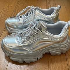 シルバースニーカーの画像