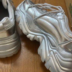 シルバースニーカーの画像