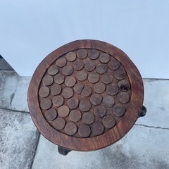 木製の円形座面と金属製脚部のバースツール
の画像