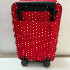 白のドットの赤のスーツケースの画像