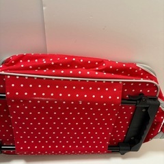 白のドットの赤のスーツケースの画像